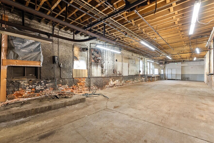More Photos Of 314 E Market St, Warsaw Showroom For Sale