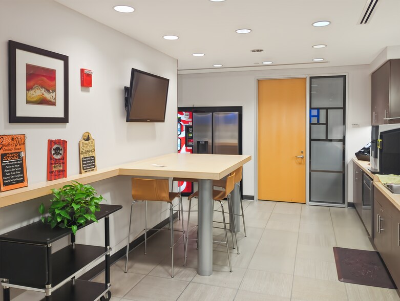 More Photos Of 101 W Big Beaver Rd, Troy Coworking Space