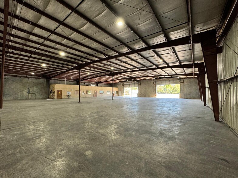 More Photos Of 5050 Gateway Blvd, Lakeland Distribution For Lease