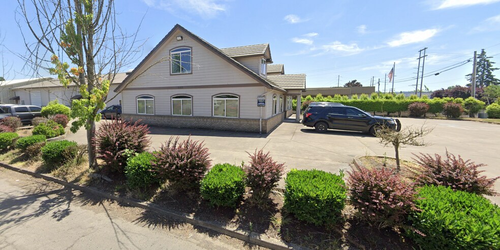 More Photos Of 2053 Laura St, Springfield Showroom For Lease