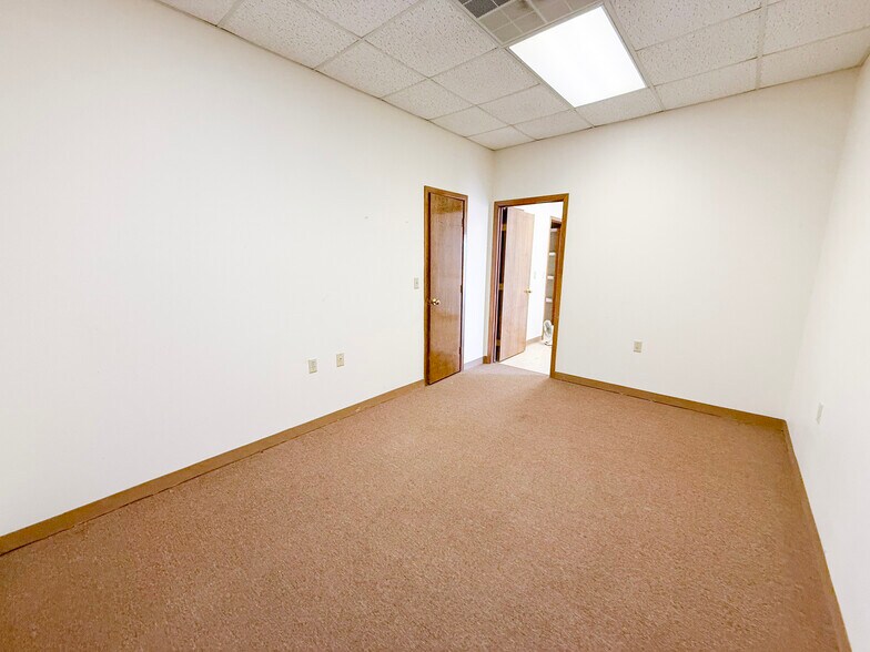 More Photos Of 1901 Carter St, Pampa Office For Sale