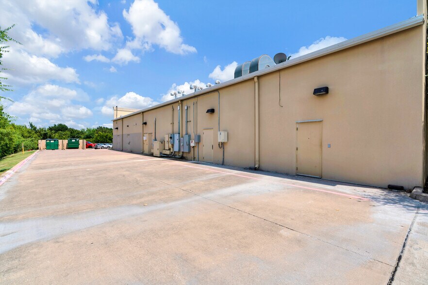 More Photos Of 5850 S Hulen St, Fort Worth Unknown For Lease