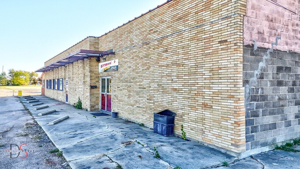 More Photos Of 2414 IL-23, Streator Flex For Sale