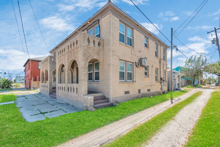 More Photos Of 915 8th St, Galveston Apartments For Sale