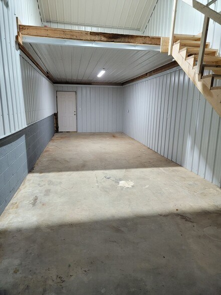 More Photos Of 123-139 Ragland Rd, Jackson Warehouse For Lease