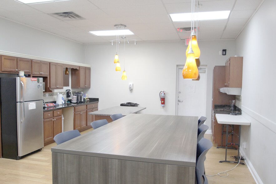 More Photos Of 1132-1152 Pearl Rd, Brunswick General Retail For Lease