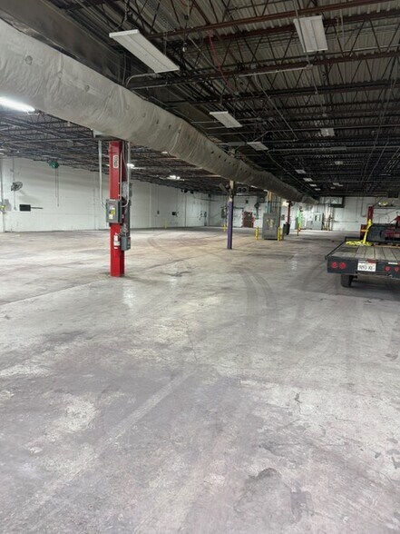 More Photos Of 405 18th Ave, Rockford Warehouse For Lease