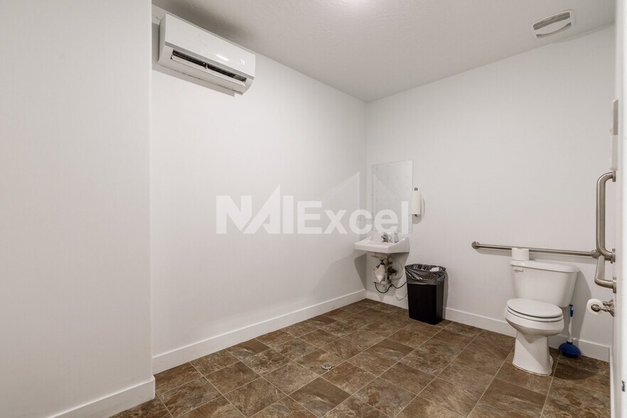 More Photos Of 373 Commerce Dr, Hurricane Warehouse For Lease