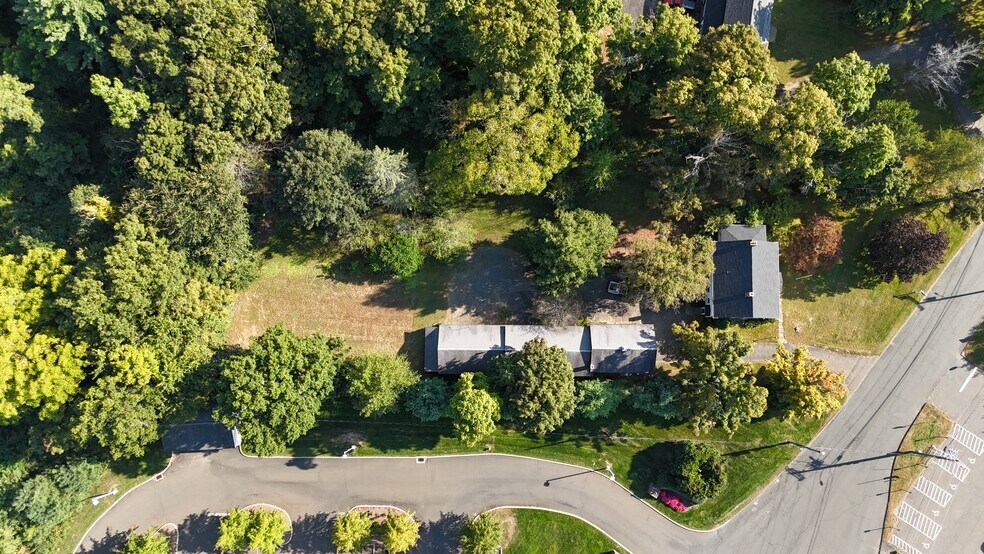 More Photos Of 2 Winslow pl, Simsbury Light Distribution For Sale