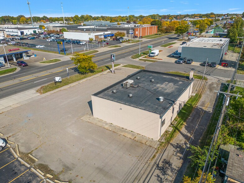 More Photos Of 32611 Ford Rd, Garden City Freestanding For Lease