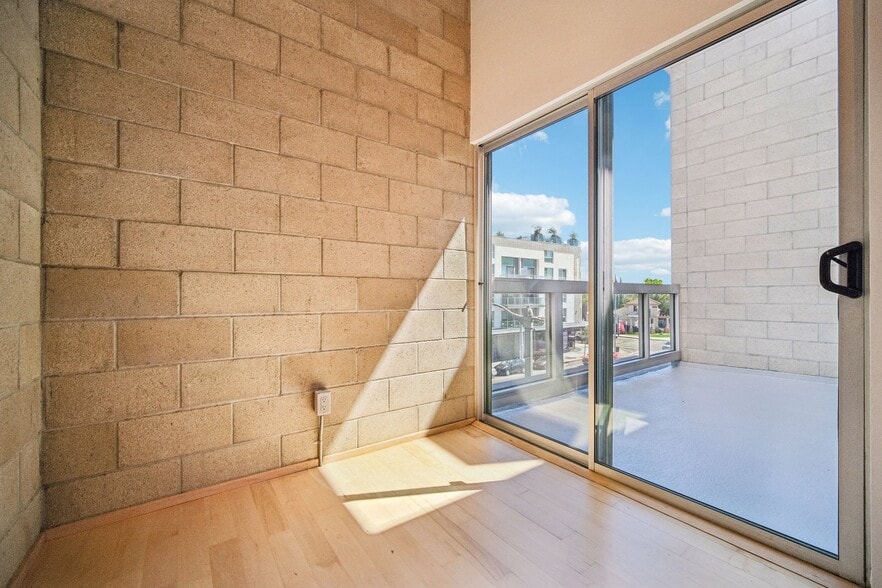 More Photos Of 717 N Highland Ave, Los Angeles Flex For Sale