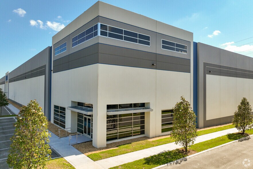 More Photos Of 7918 Harney Rd, Tampa Warehouse For Lease