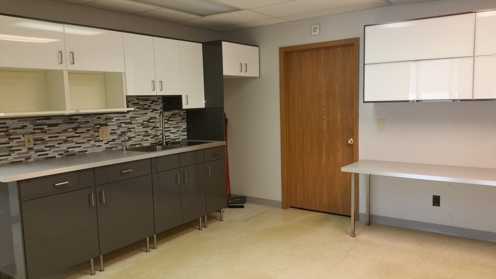 More Photos Of 9263 Ravenna Rd, Twinsburg Showroom For Lease