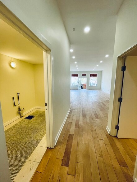 More Photos Of 2301-2309 Main St, Santa Monica Storefront Retail Office For Lease