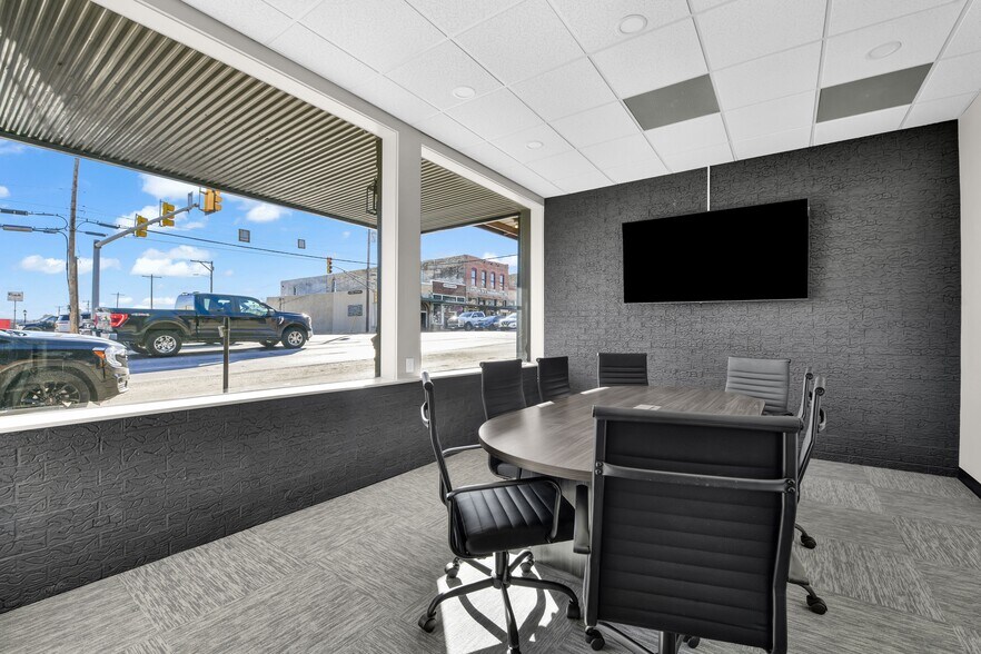 More Photos Of 203 N Main St, Weatherford Storefront Retail Office For Lease