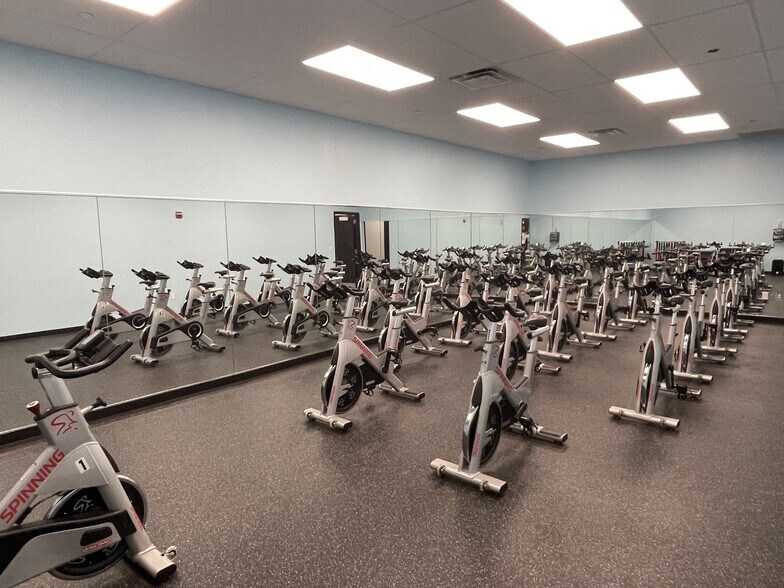 More Photos Of 6209 W North Ave, Oak Park Freestanding For Sale