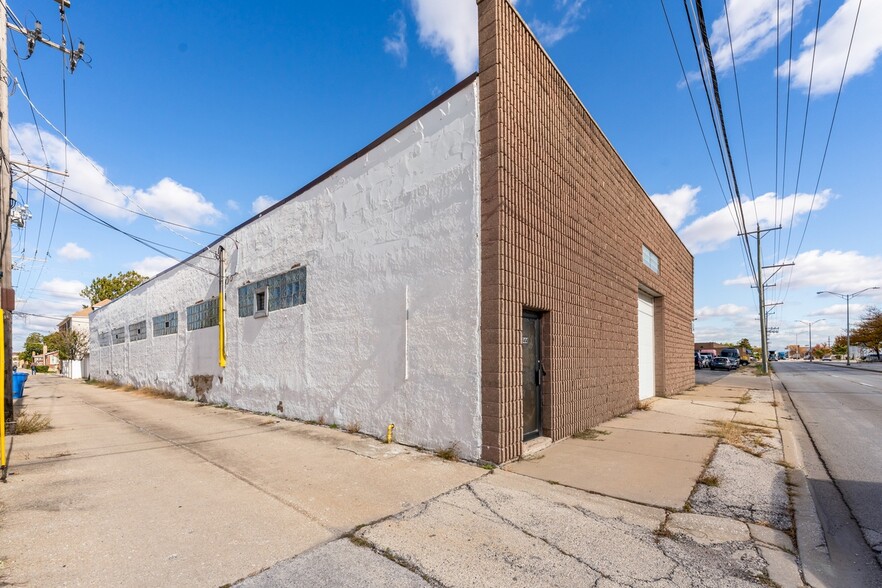 More Photos Of 5944 W 65th St, Chicago Service For Sale