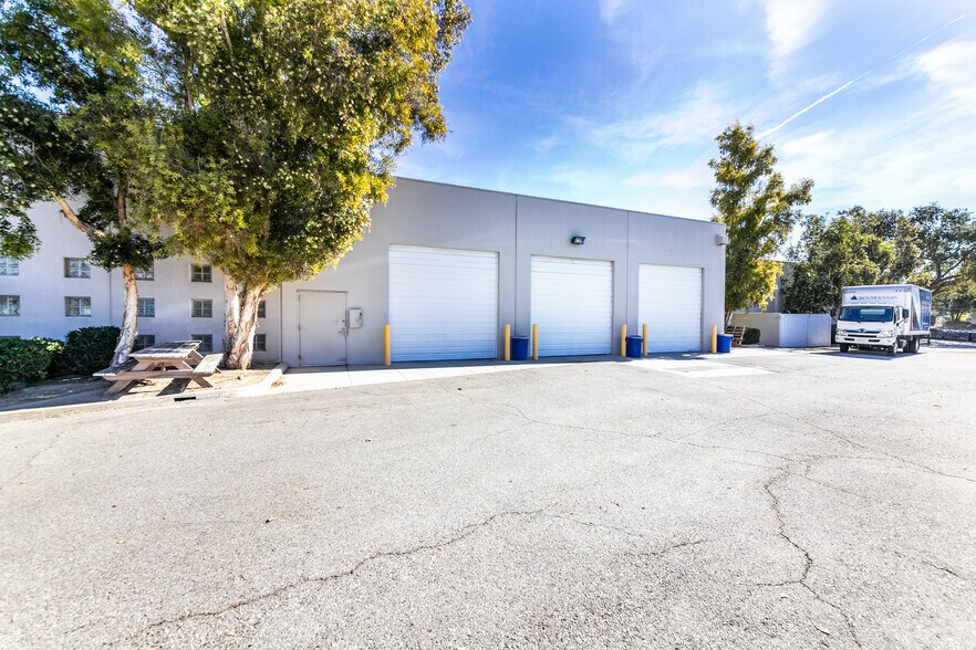 More Photos Of 520 E Easy St, Simi Valley Warehouse For Lease