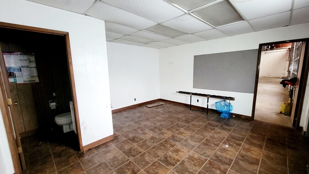 More Photos Of 2060 Warner St NE, Salem Warehouse For Sale