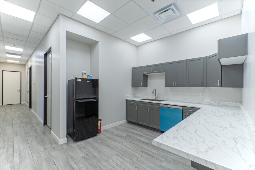 More Photos Of 1840 University Drive, Tempe Industrial For Sale