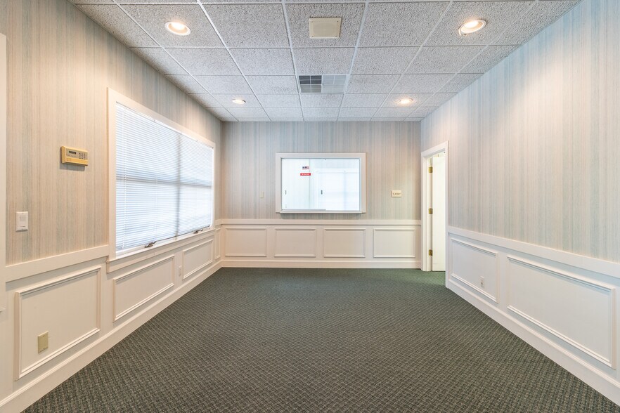 More Photos Of 1421 Ross Dr, Dalton Office For Sale