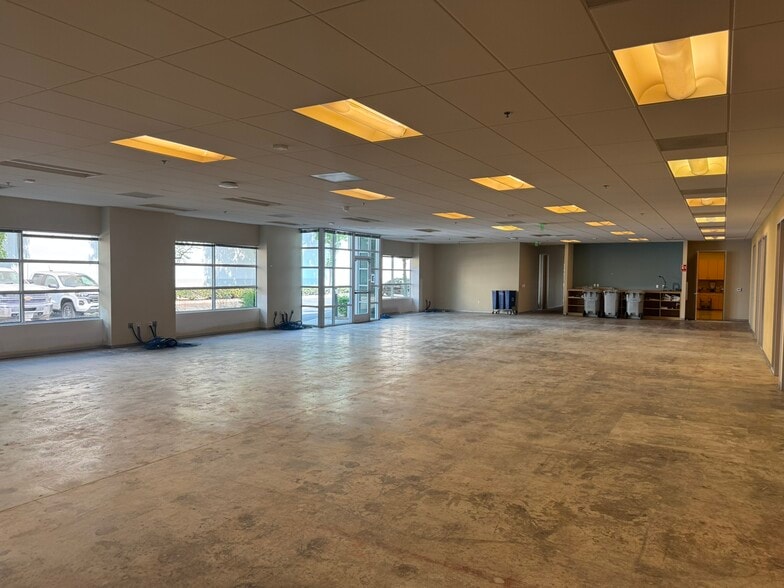 More Photos Of 6001 Rickenbacker Rd, Commerce Research And Development For Lease