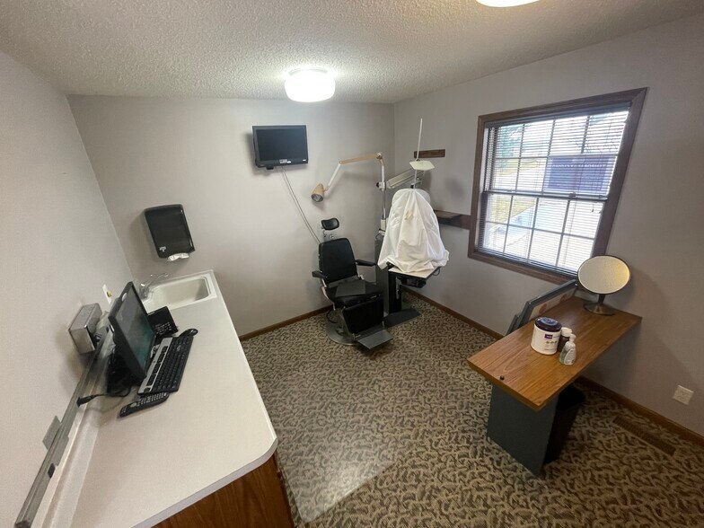 More Photos Of 1302 S Broadway St, Toledo Medical For Sale