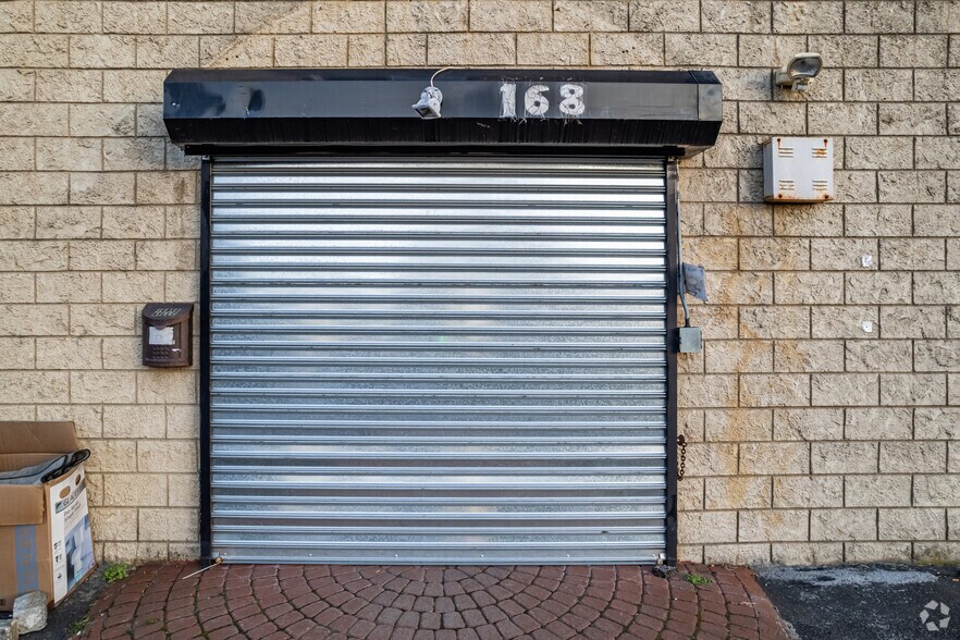 More Photos Of 168 Railroad St, Huntington Manufacturing For Lease
