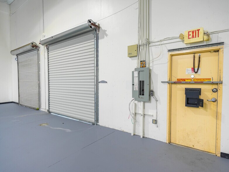 More Photos Of 6600-6626 Kingspointe Pky, Orlando Distribution For Lease