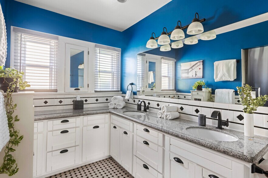 More Photos Of 1569 S Orange Grove Ave, Los Angeles Apartments For Sale