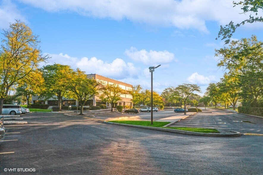 More Photos Of 950 Milwaukee Ave, Glenview Office For Sale