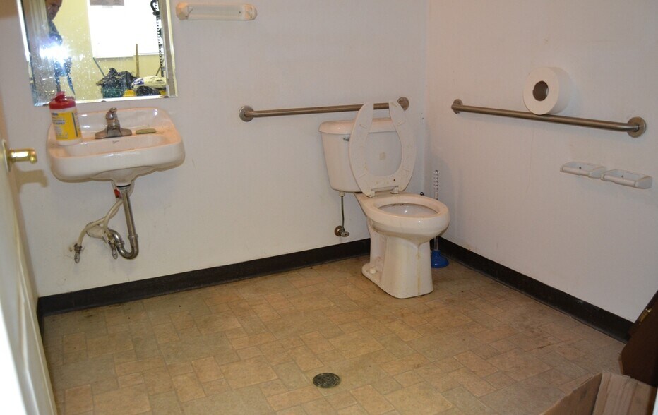 More Photos Of 10403 N Roscommon Rd, Roscommon Warehouse For Sale