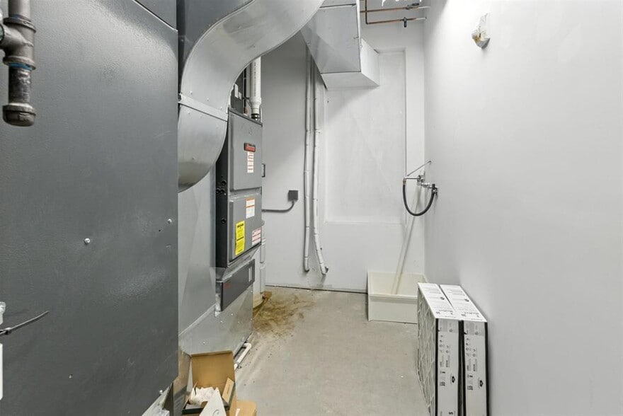 More Photos Of 322 Broadway St, Mount Pleasant Flex For Sale