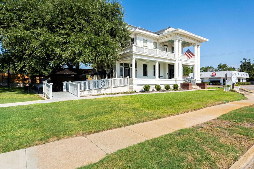 More Photos Of 312 N Central Ave, Cameron Restaurant For Sale