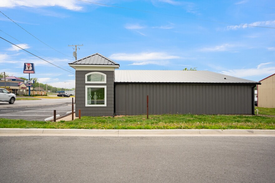 More Photos Of 311 W 3rd St, Grove Storefront Retail Office For Sale