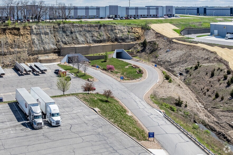 More Photos Of 17501 W 98th St, Lenexa Warehouse For Lease