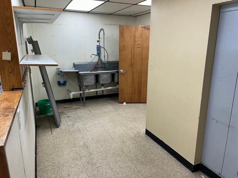 More Photos Of 127 S State St, South Whitley Freestanding For Lease