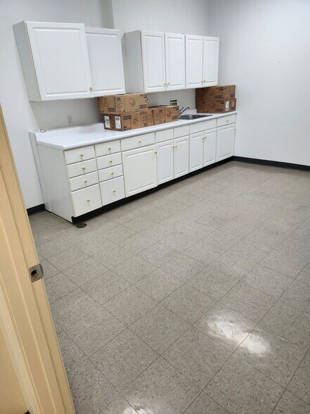 More Photos Of 900 W National Hwy, Washington Unknown For Lease