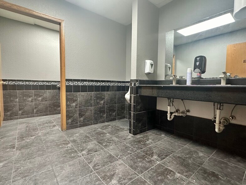 More Photos Of 5571 N Main St, Joplin Showroom For Sale