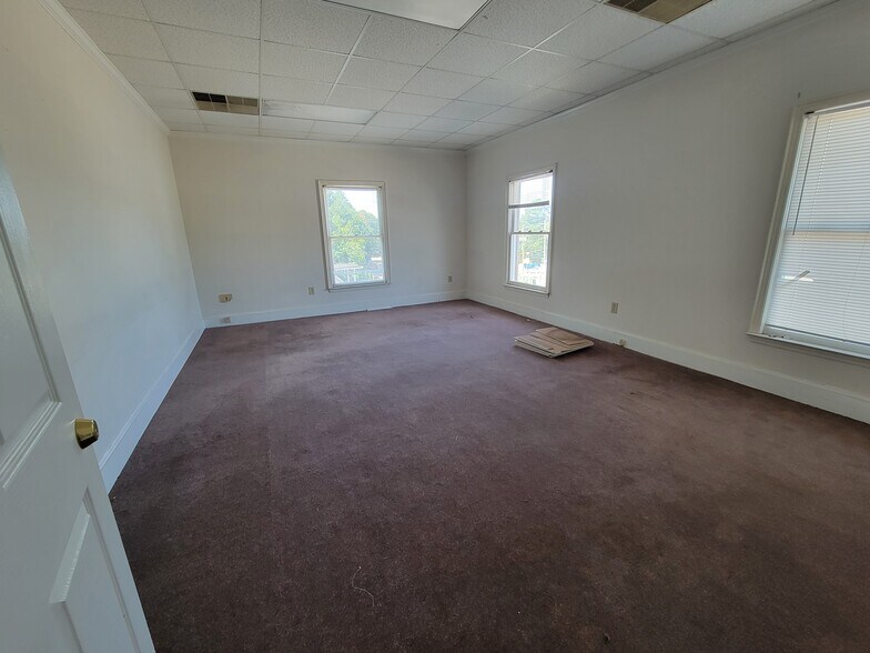 More Photos Of 115 Sycamore Dr, Athens Office For Sale