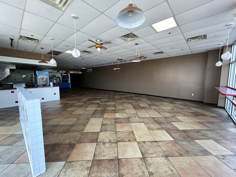 More Photos Of 12949 Shelbyville Rd, Louisville Restaurant For Lease