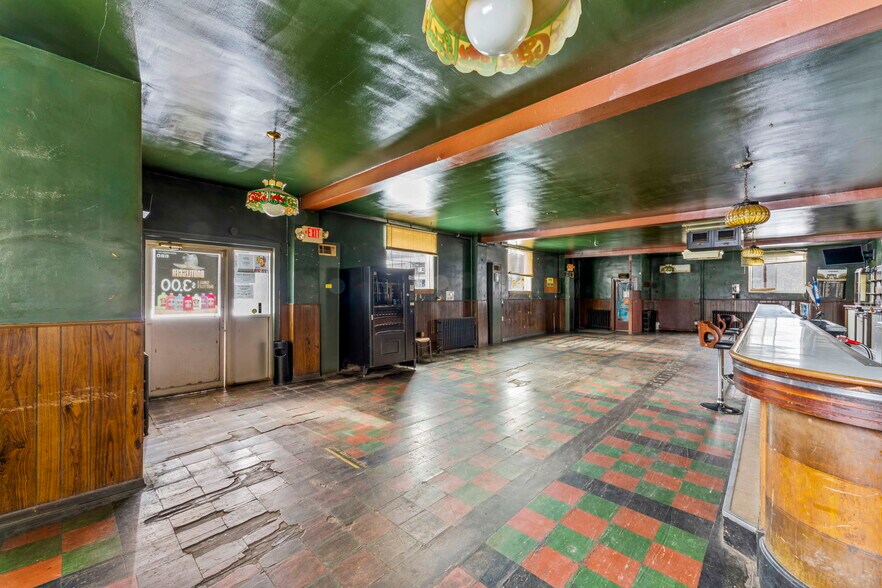 More Photos Of 105 Holbert Stretch, Dilliner Bar For Sale