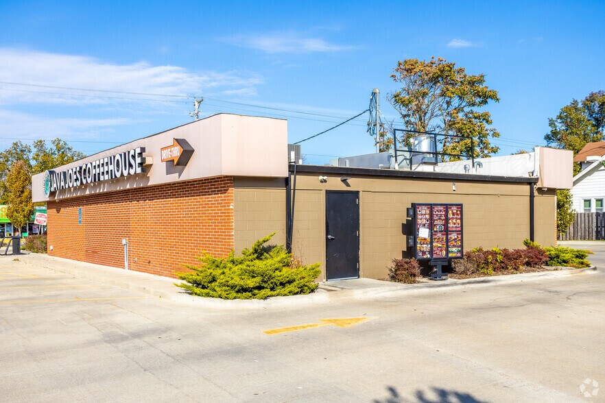More Photos Of 4944 Douglas Ave, Des Moines Restaurant For Lease
