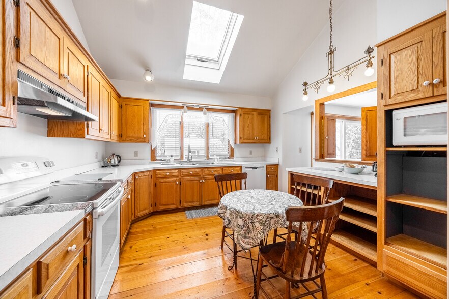 More Photos Of 40 Union St, Blue Hill Hospitality For Sale