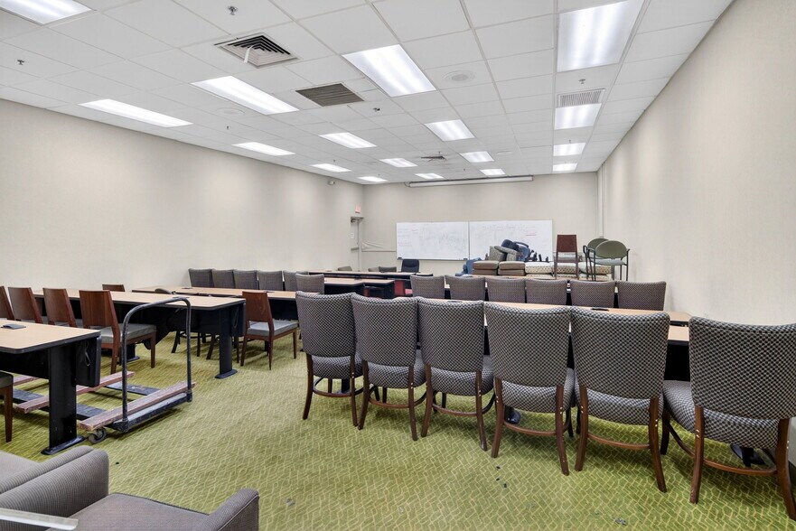 More Photos Of 3 Watervliet Avenue Ext, Albany Hotel For Sale