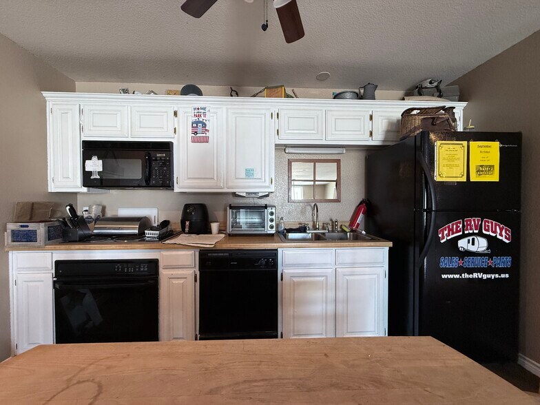 More Photos Of 13239 S Interstate 35, Valley View Manufacturing For Lease