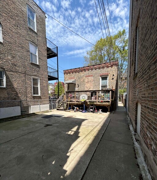 More Photos Of 2620 W Evergreen Ave, Chicago Apartments For Sale