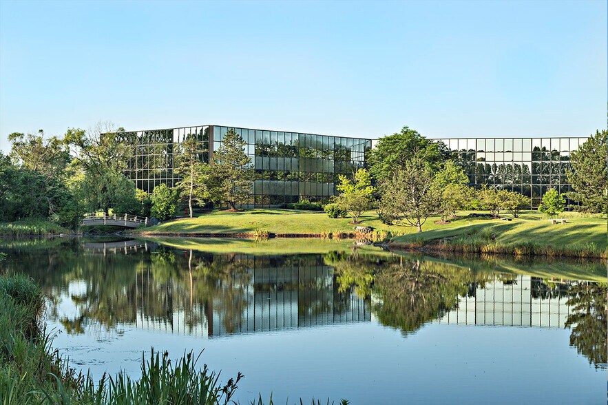 More Photos Of 2333 Waukegan Rd, Bannockburn Office For Lease