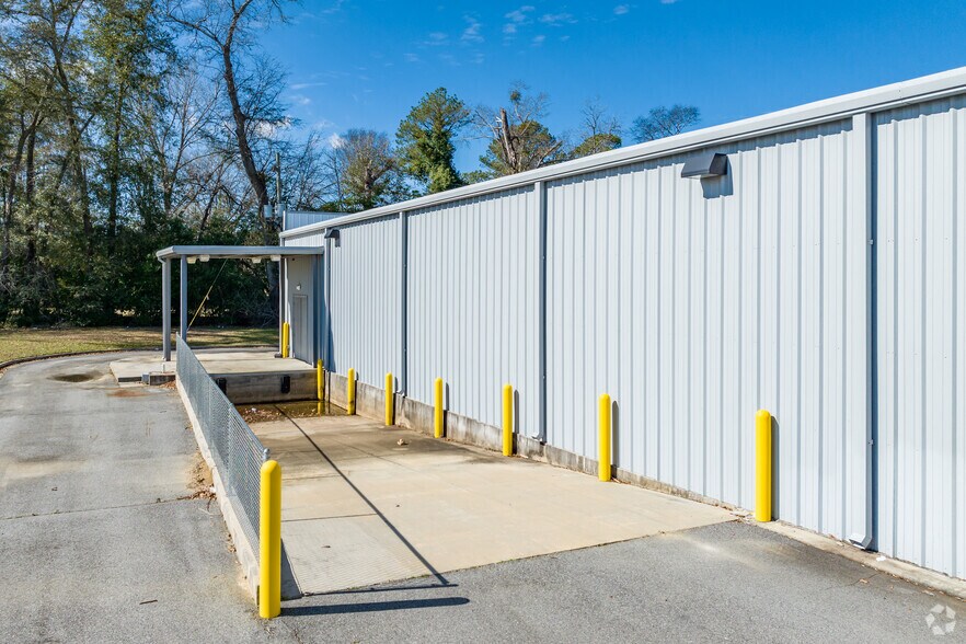 More Photos Of 201 Walnut St, Montezuma Freestanding For Lease