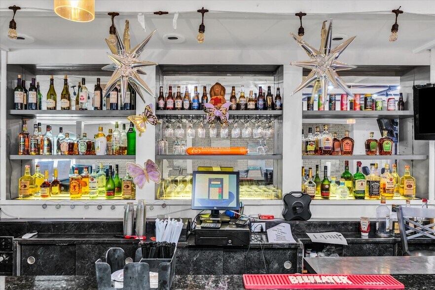 More Photos Of 1907 N Cunningham Ave, Urbana Hotel For Sale